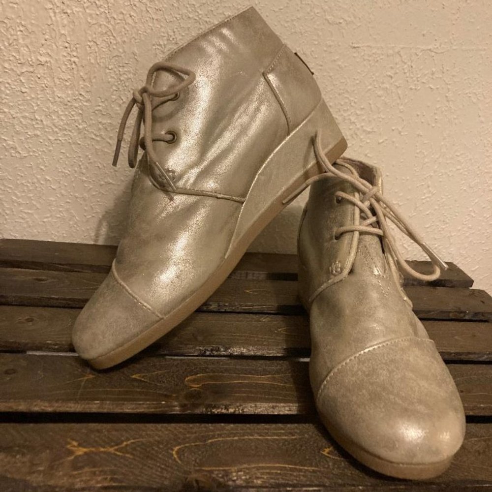 TOMS Metallic Desert Lace Up Hidden Wedge Silver Gold Ankle Booties Women's 4.5